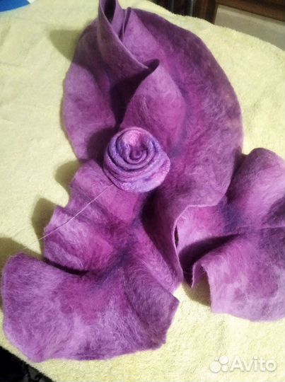 Валяный комплект шапка, шарф воланами и брошь