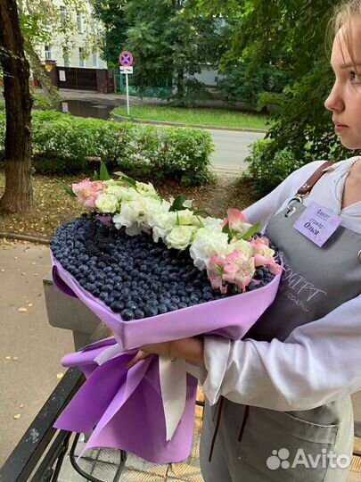 Букет из ягод и цветов