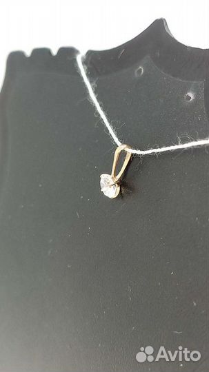 Золотая подвеска с фианитом