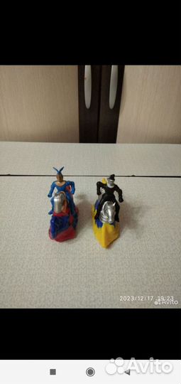 Всадники игрушечные