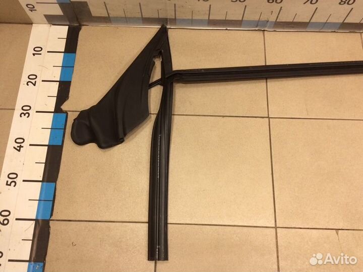 Уплотнитель стекла двери передний правый Bmw