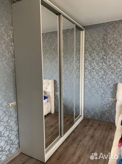 Шкаф трехстворчатый