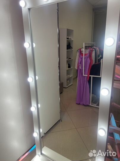 Гримерное зеркало с лампочками