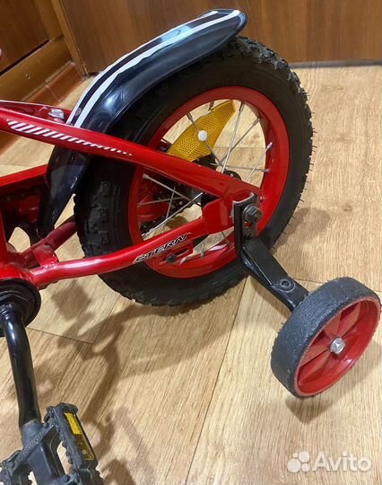 Детский велосипед с боковыми колесами