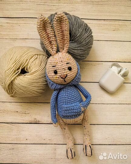 Вязаная игрушка ручной работы заяц