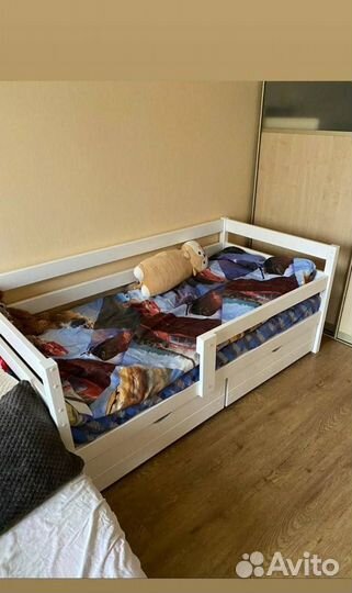 Детская кроватка с бортиком