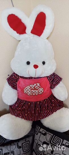 Большой плюшевый заяц