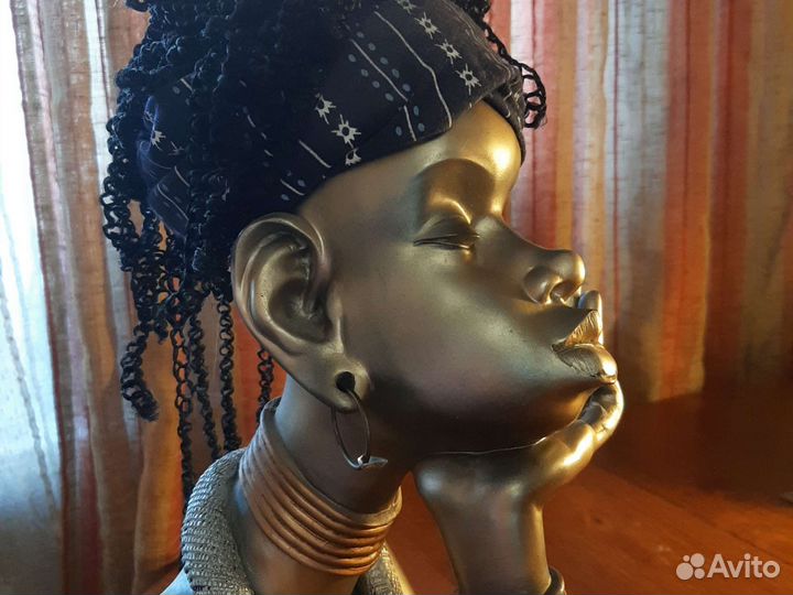 Фигурка африканки