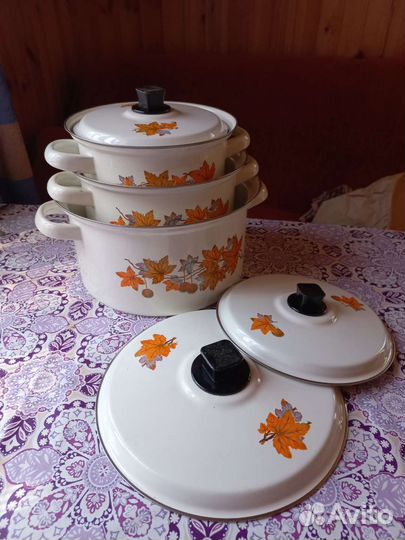 Кастрюли, чайник, хрустальные вазочки