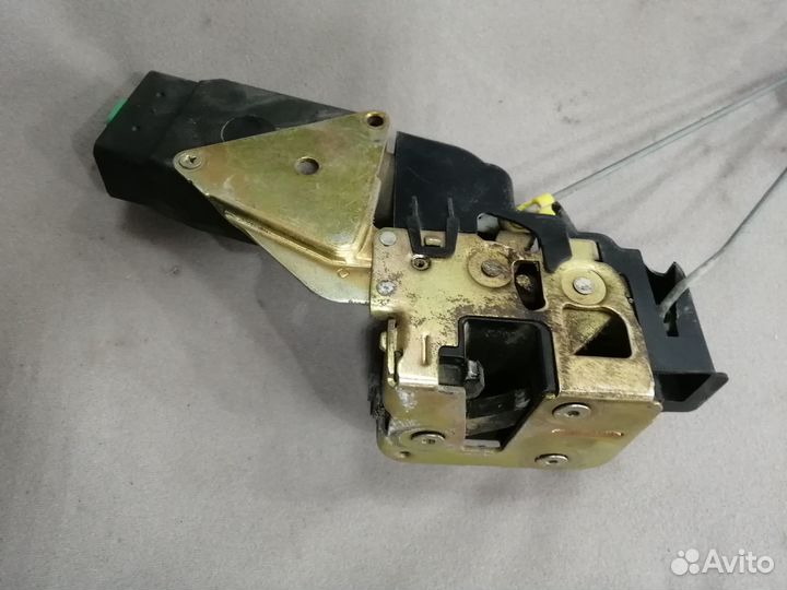 Замок двери передней правой Volvo S40 2001-04