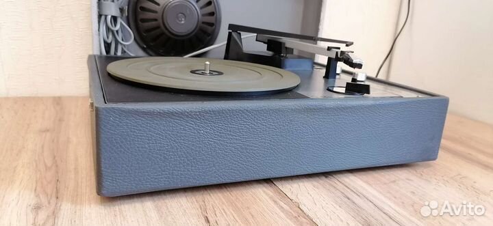 Проигрыватель винила philips 22GC 040