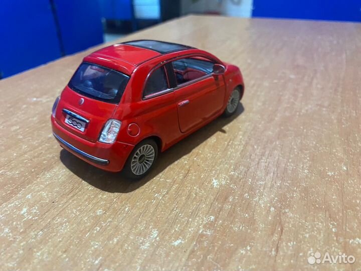 Модель Fiat 500 Kinsmart 1/24