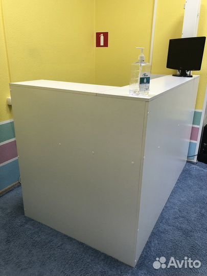 Стойка ресепшн