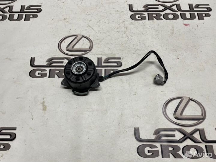 Мотор охлаждения радиаторов прав. Toyota RAV4