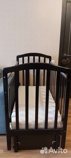 Детская кроватка с маятником, матрасом и ящиком