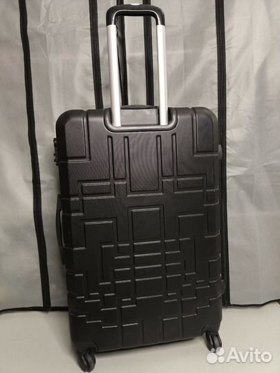Чемодан на колесах пластиковый большой