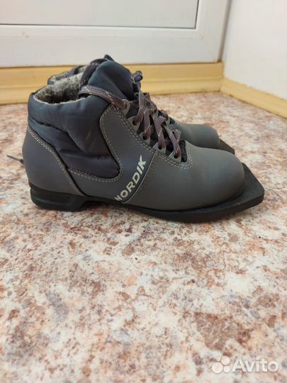 Лыжные ботинки Nordik размер 35 + крепления