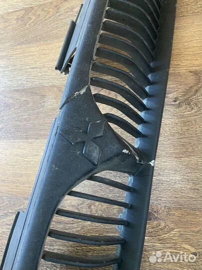 Решетка радиатора Mitsubishi Galant 8