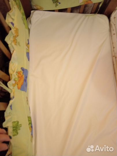 Детская кроватка с маятником и ящиком