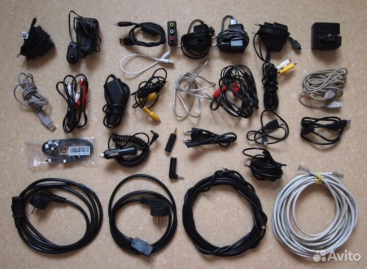 Телефонные зарядки и провода б/у разные