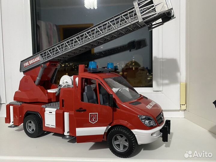 Пожарный автомобиль Bruder Mercedes-Benz