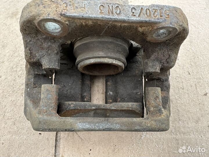 Суппорт передний левый Renault Sandero 1