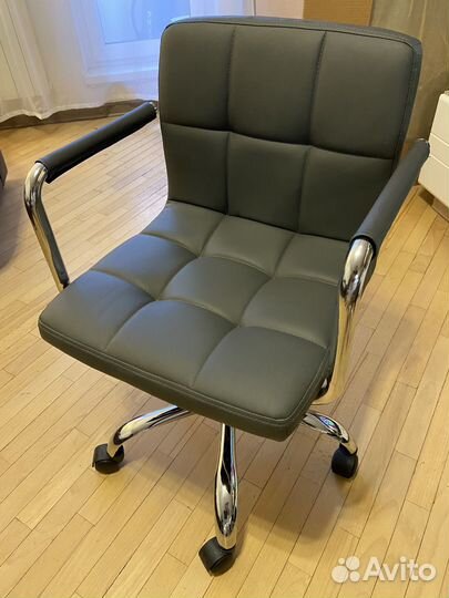 Стул офисный на колесах