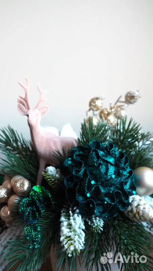 Новогодняя композиция из искусственной хвои