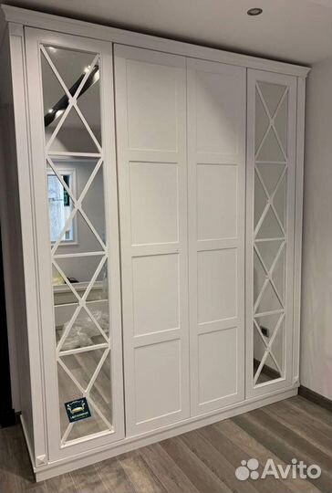 Классический шкаф с зеркалом в прихожую