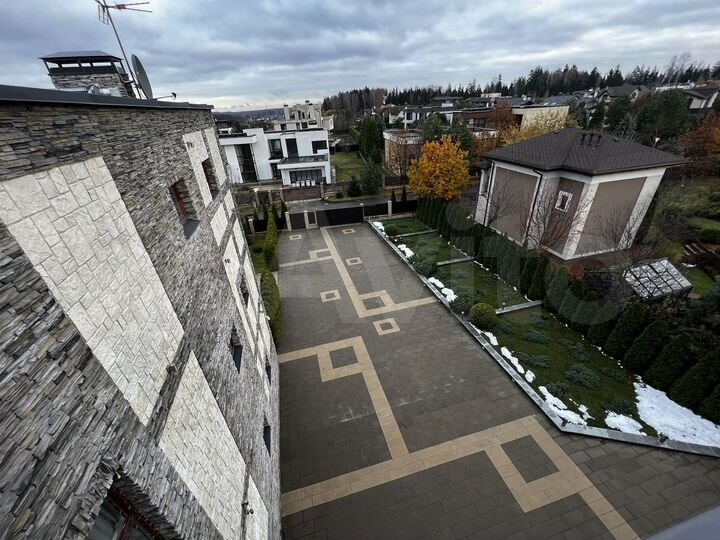 Дом 1000 м² на участке 22 сот.