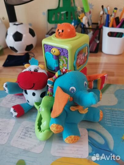 Развивающие кубики и подвесные игрушки для малыша