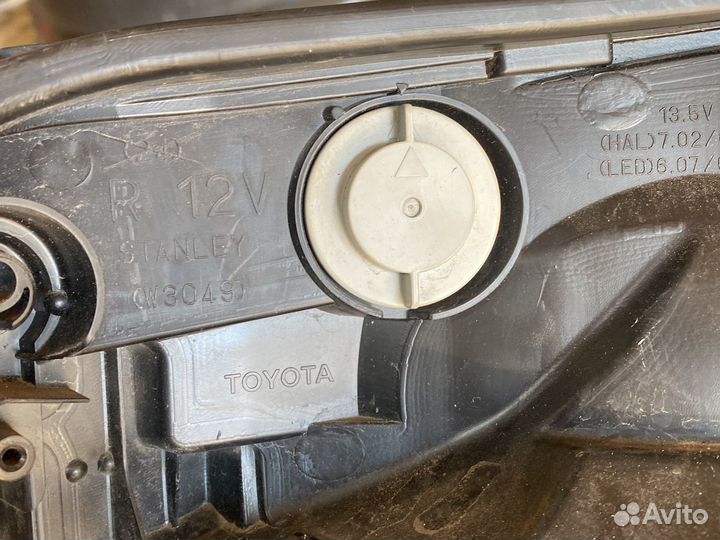 Toyota RAV4 фара правая Led