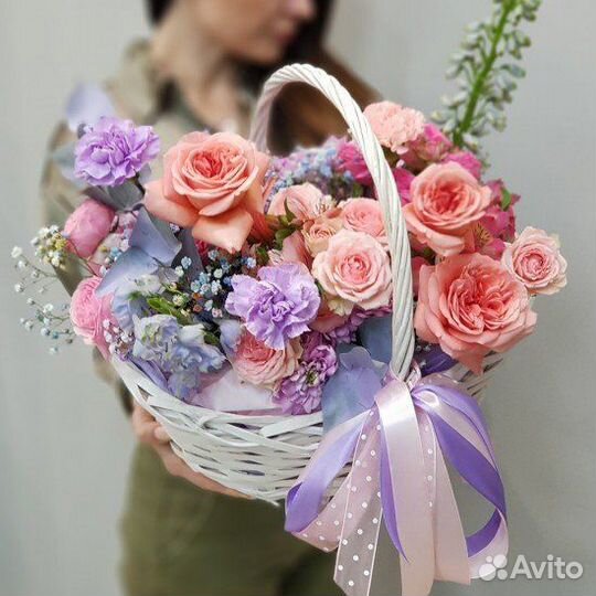 Корзина с живыми цветами