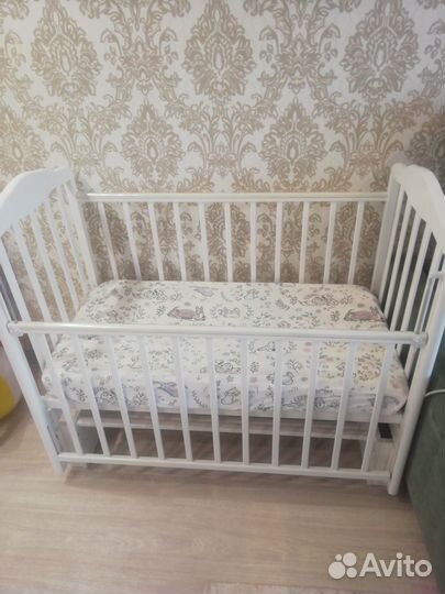 Детская кроватка с маятником