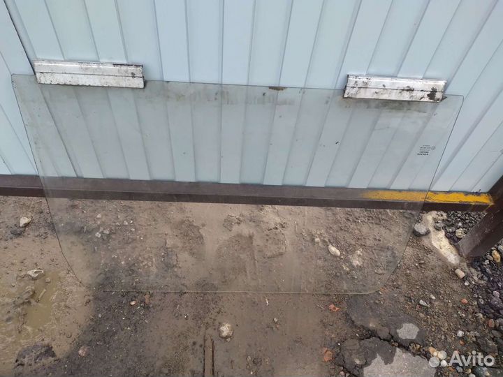 Стекло двери боковое Volvo F12