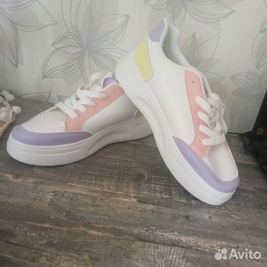 Кроссовки женские 37 размер новые