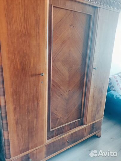 Антикварный румынский шкаф