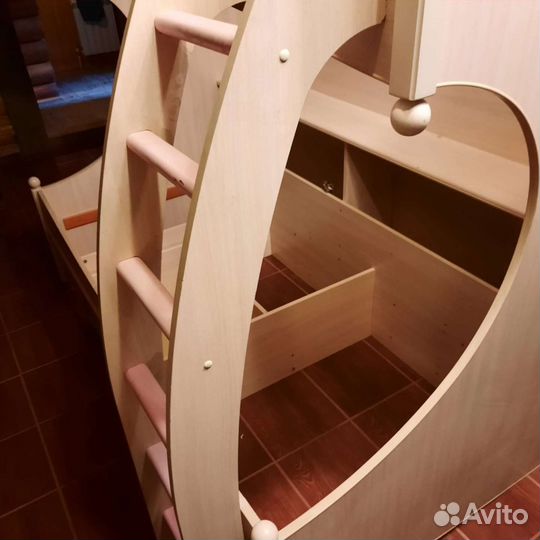 Кровать двухьярусная