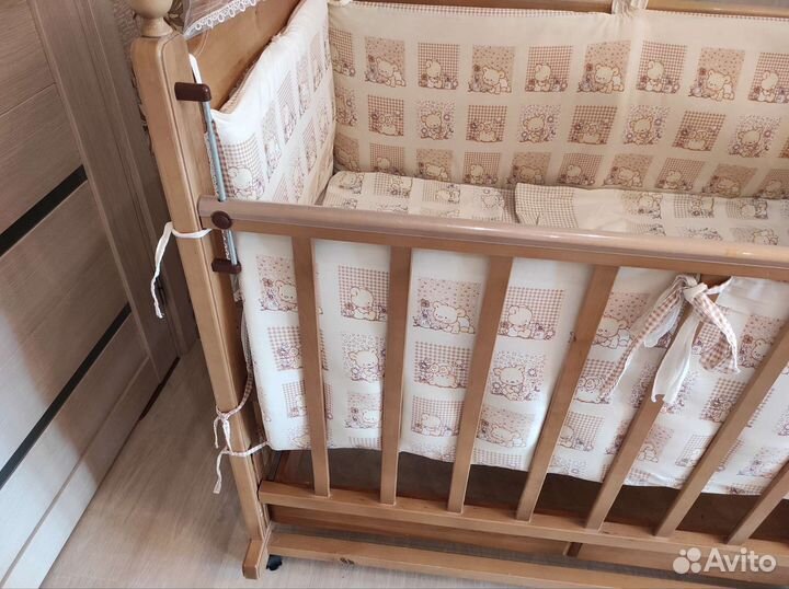 Детская кроватка с маятником и ящиком