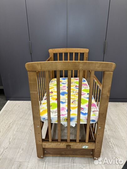Детская кроватка с поперечным маятником