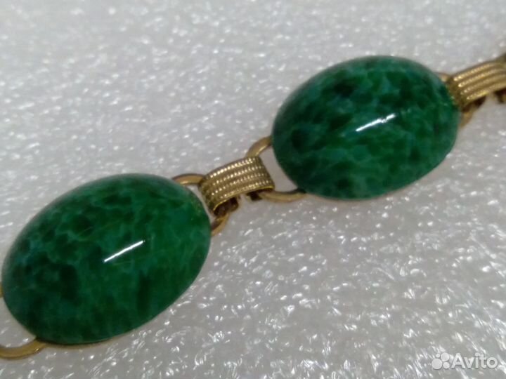 Браслет с зелеными камнями яркий аксессуар