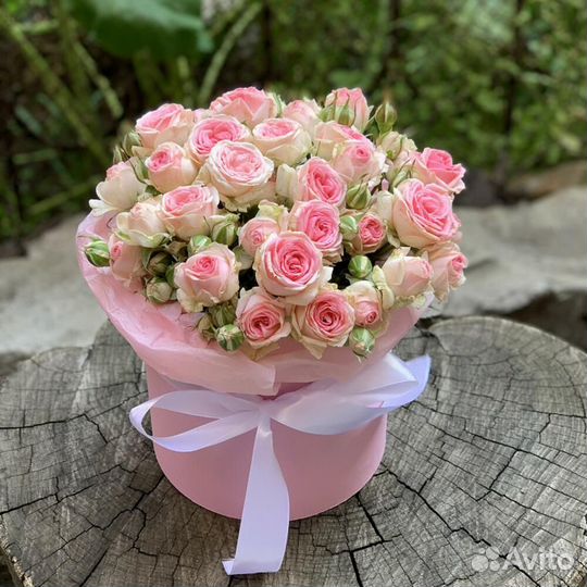 Композиция из живых цветов в коробке