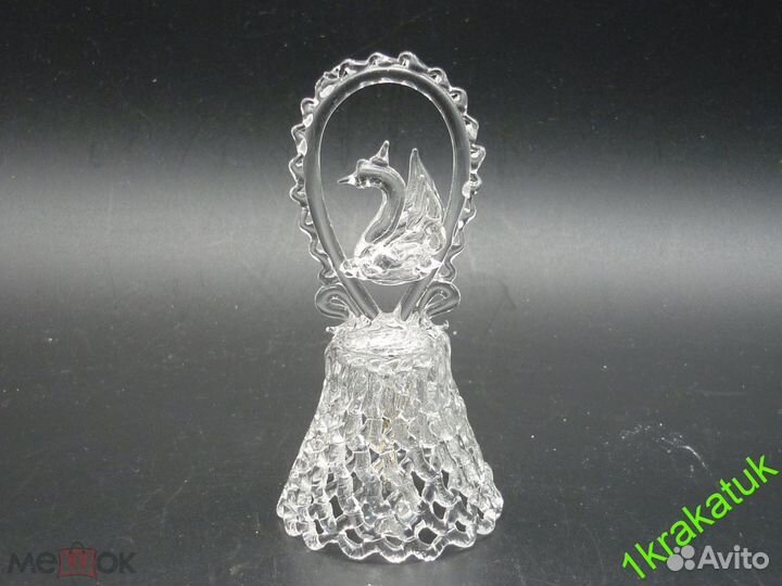 Колокольчик, как кружевной С лебедем стекло
