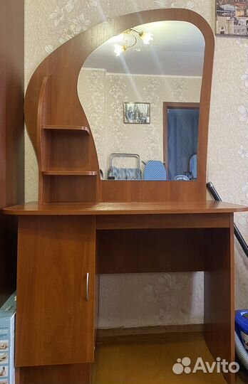 Трюмо с зеркалом