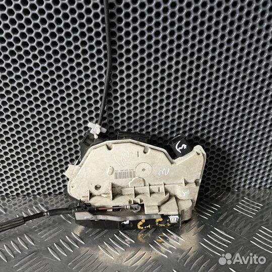 Замок двери Volkswagen Touareg