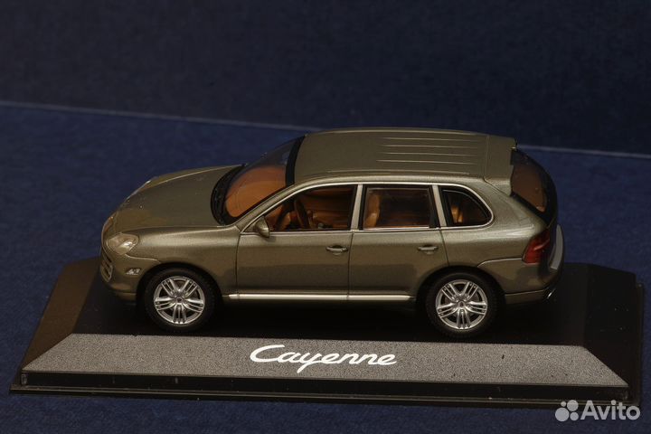 Модель автомобиля Porsche Cayenne 1:43 minichamps