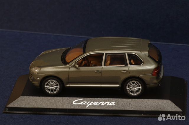 Модель автомобиля Porsche Cayenne 1:43 minichamps