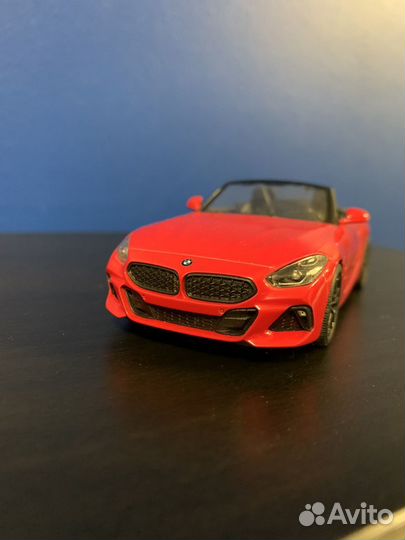 Модель автомобиля BMW Z4 Cabrio Red