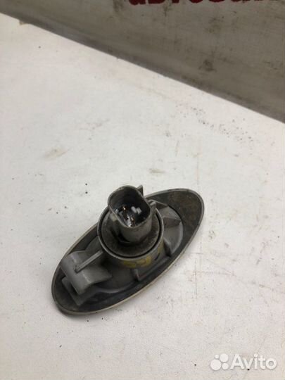 Повторитель поворота в крыло левый Mitsubishi