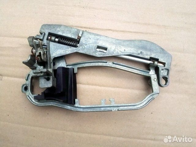 Скелет ручки е53. Держатель наружной ручки двери BMW x5 e53. Ручка двери БМВ х5 е53. Задняя ручка е53. Механизм задней левой ручки х5 е53.